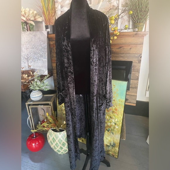 Beautiful Black Velvet Duster/Cardigan - Picture 2 of 8